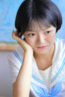 漂亮的美女没有穿衣